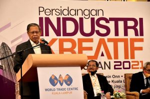 Dato’ Sri Mustapa Mohamed antara yang hadir dalam majlis Anugerah Buku Negara 2020/2021.